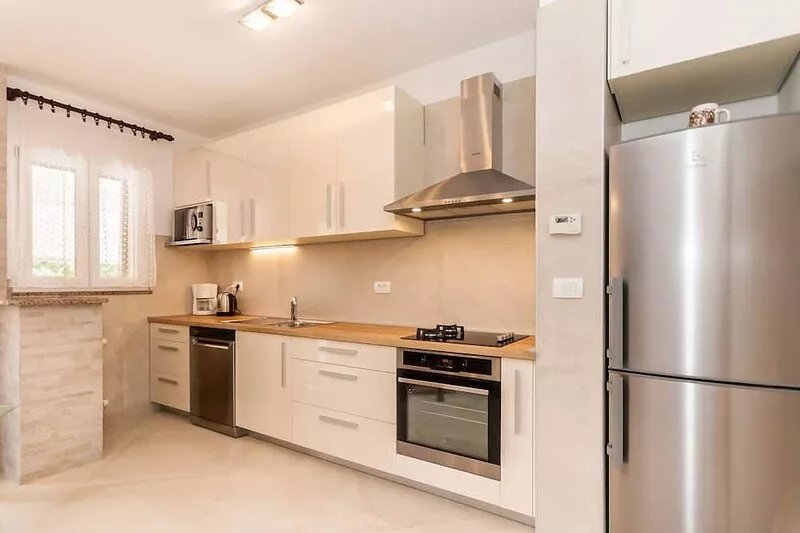 Large flat with 3 air conditioning units, WiFi, BBQ, car park