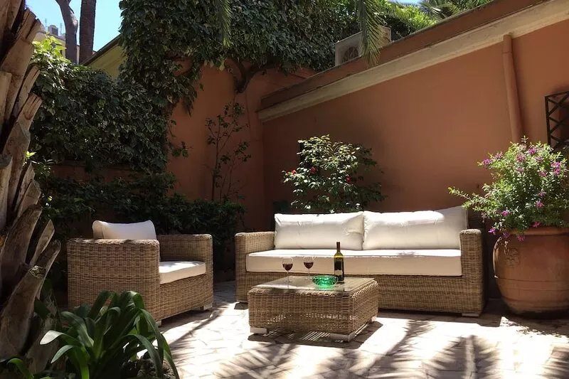 Villa Borghese Oasis: Quiet, Large Apartment with WiFi, AC, Patio - Palm House 1