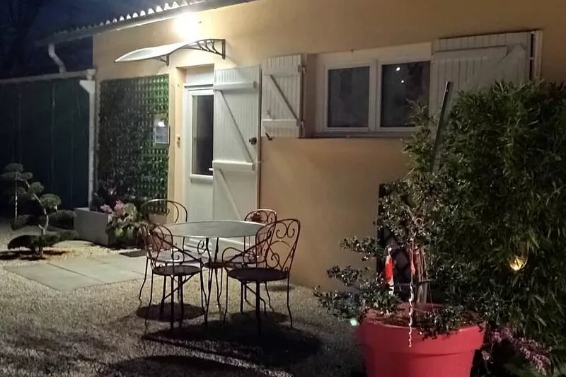10 minutes from St Emilion! A break somewhere in the garden of maple and