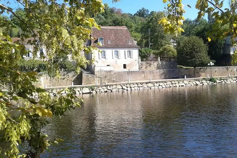 Within a few minutes walk to Le Bugue, magnificient detached house, great views.