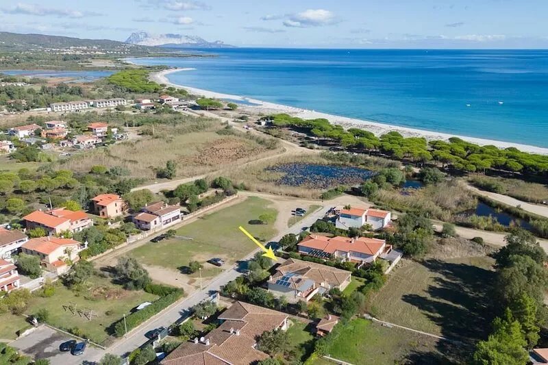 Villa B, 100 meters from the beach of Budoni, free WI-FI, A/C