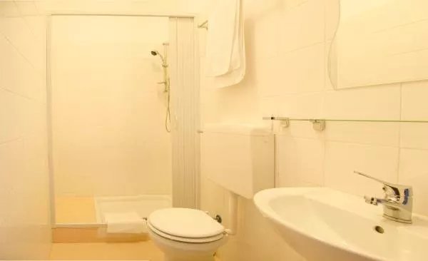 Light And Airy Room With Bathroom + Breakfast