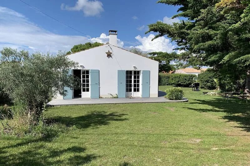 Villa with large garden near sea and market