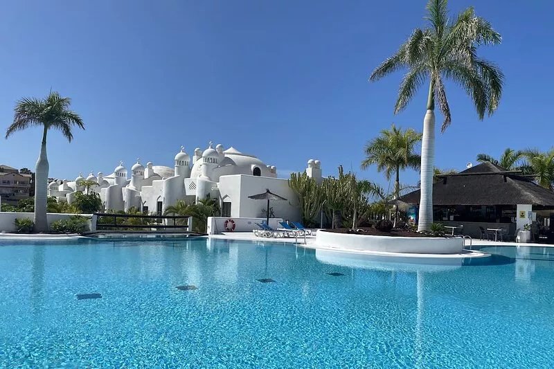 Beautiful apartment, heated pool, Air-con & Close to the beach.