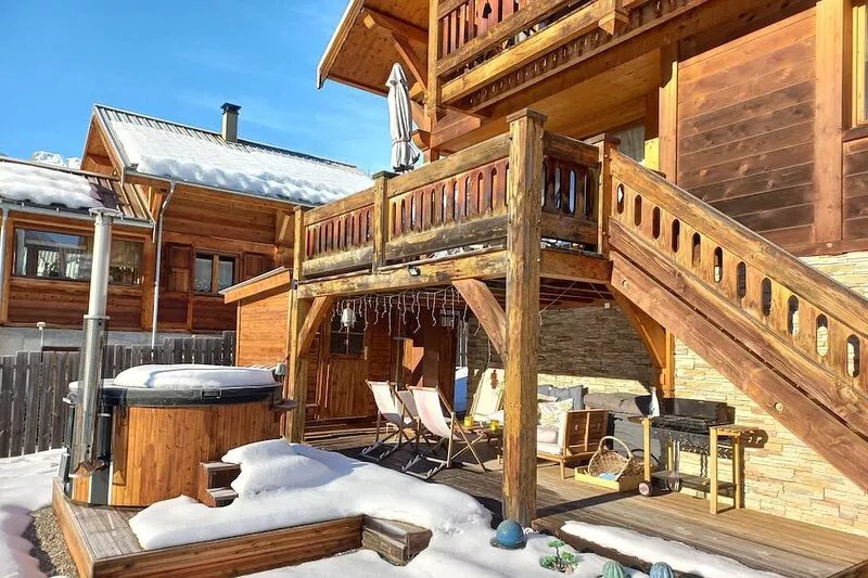 Warm traditional wooden chalet Briançon Serrechevalier 1200m