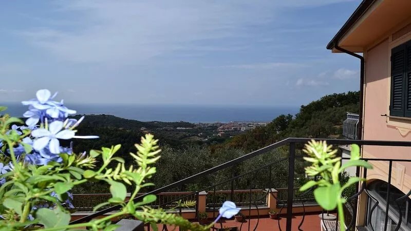 Independent apartment in a hilly area on the Gulf of Tigullio