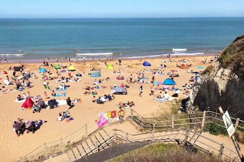 1h from central London and 30min from Dover, opposite stairs to sandy beach