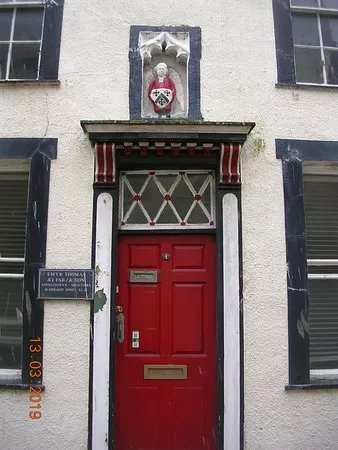 Foxwist family coat of arms statue