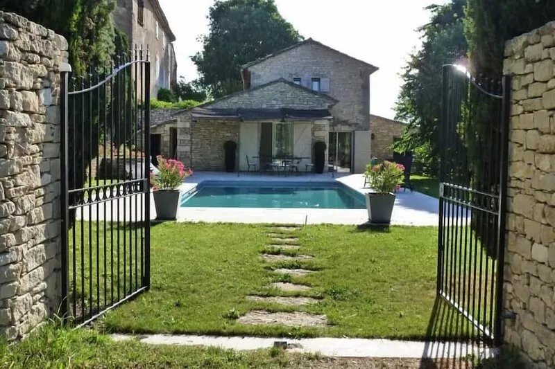 Beautifully Renovated Sheepfold, Steps away from a typical "Perched" Village