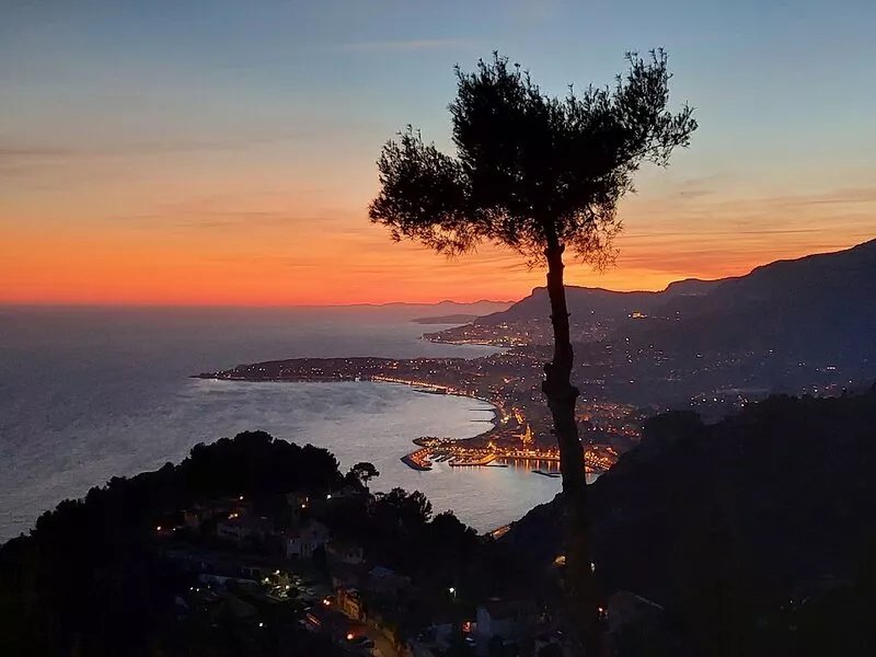 2-bedroom apartment, large terrace overlooking the Côte d'Azur