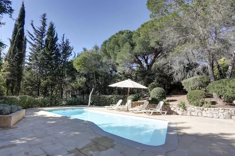 villa of charm, a haven of peace under the umbrella pines, 15 minutes of the sea