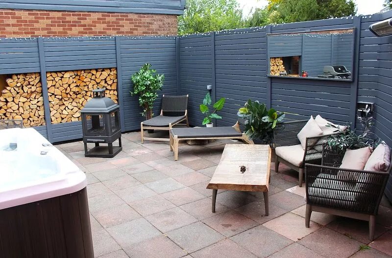 Luxury and private 2 bedroom bungalow with hot tub, prime location in Chester