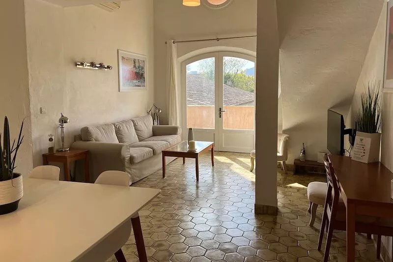 Two bedrooms chic and confortable in a very quiet setting.