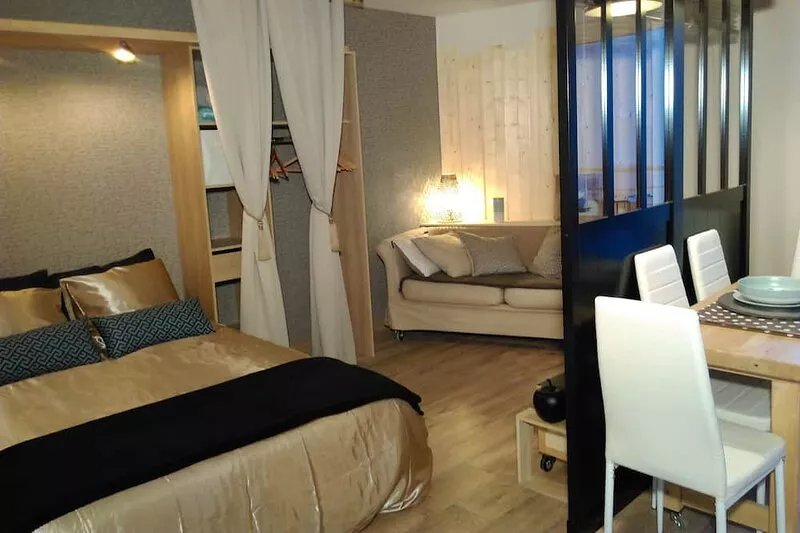 very nice studio with real quiet bed at 1400m. from the center and the beaches