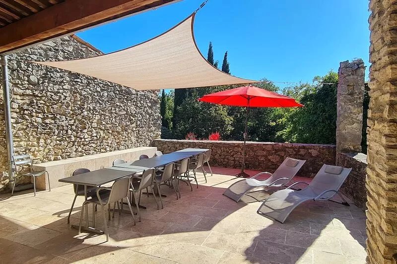 Grande maison en pierre piscine privée promenade à cheval cour de tennis privé