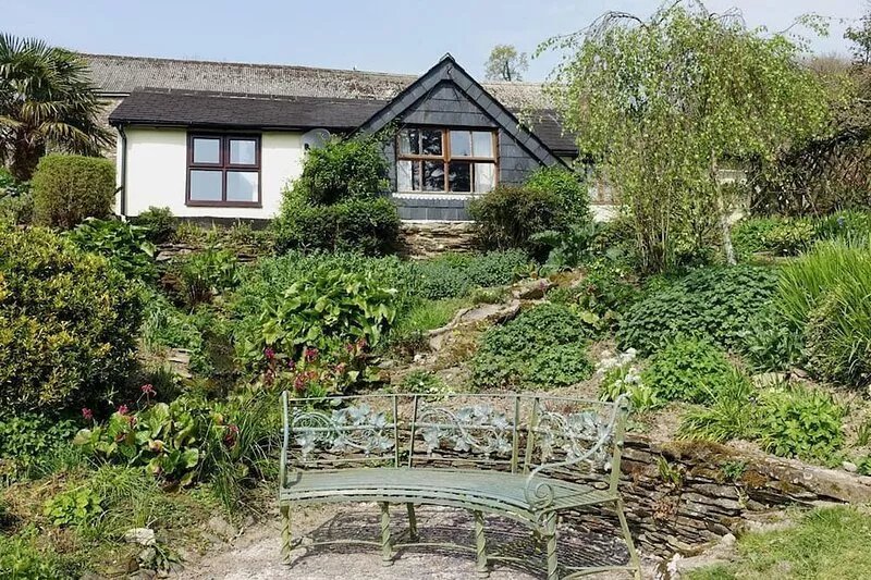 Cosy cottage, rural location, beautiful landscaped gardens with pond and lake