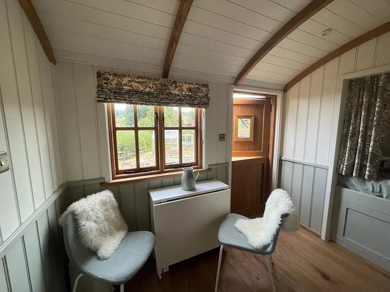 Centrally heated  5 star cosy traditionally built Shepherds Hut w/ en suite WC.