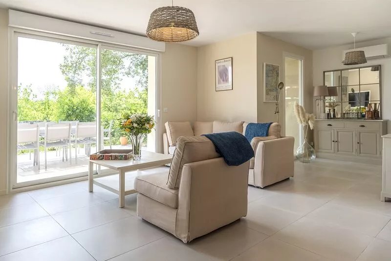 Country house*** with swimming pool, 2 minutes from shops.