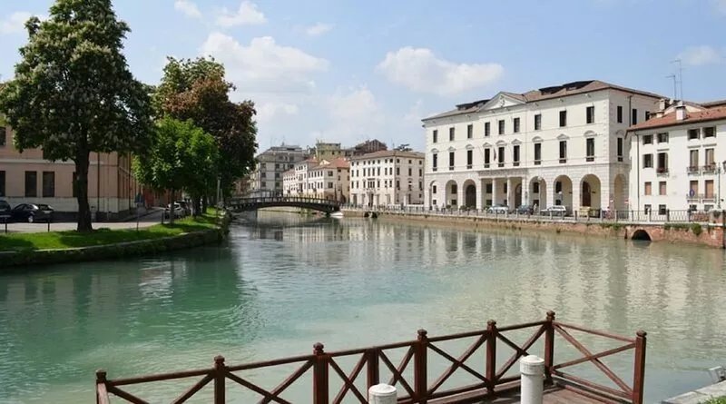 Large and bright apartment a stone's throw from the center and 25 minutes from