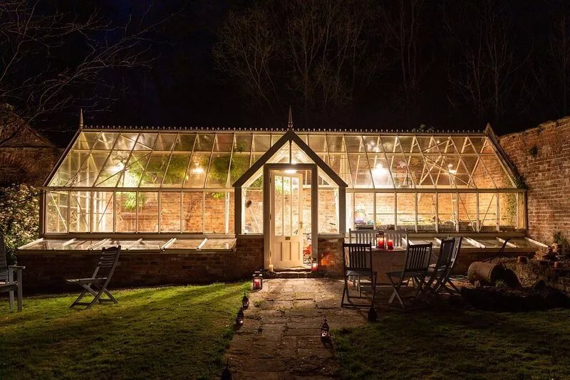 One bedroomed holiday cottage that sleeps up to 2, with off road car parking
