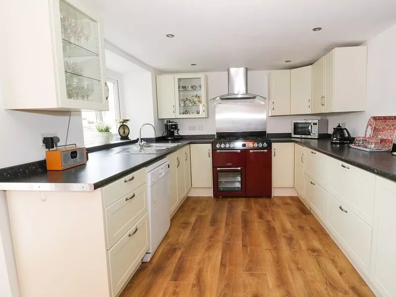 ABBEYLANDS HOUSE, pet friendly, with a garden in Llandudno