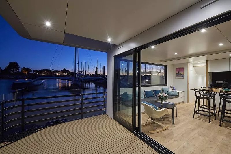 L'endroit, Lodge Boat