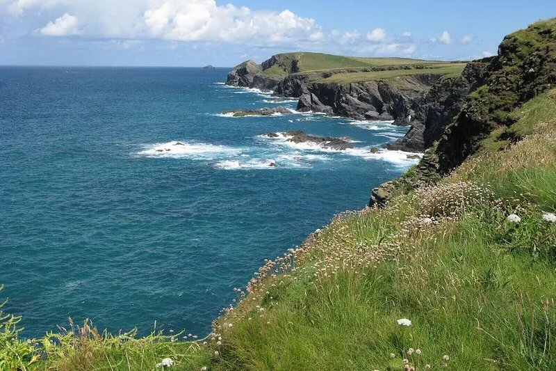 Enchanting 5* holiday home overlooking Porthcothan Bay, 600m from beach.