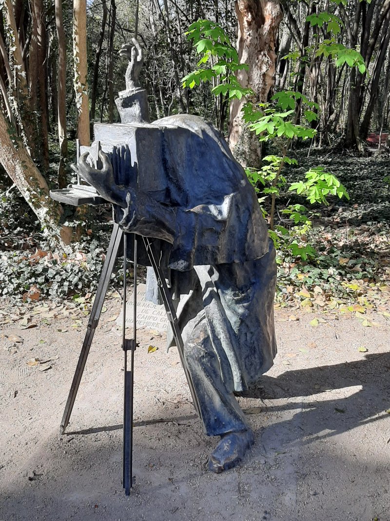 Escultura en memoria del "Fotografo" del Campo Grande
