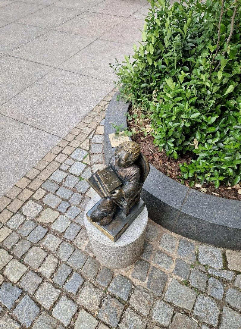 Krasnal Harivansh Rai Bachchen Statue (Wroclaw Dwarf Statue)