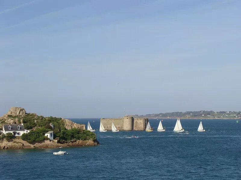 Morlaix, cottage in a rural setting and relaxing 8km from the sea