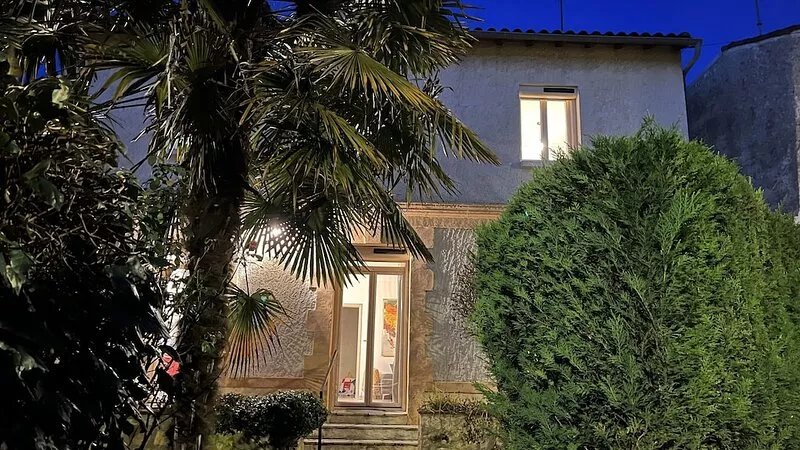 2 Storey House with garden, central Bergerac, spacious and bright. Parking privé