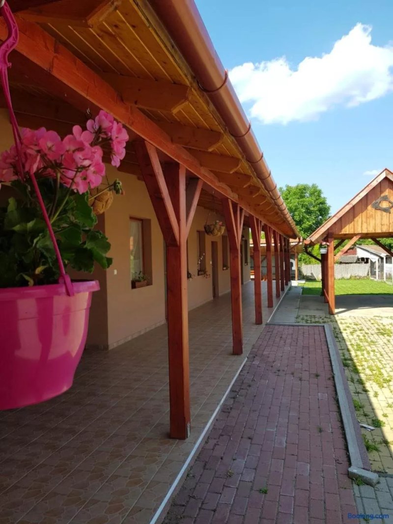 Tisza-Tavirozsa Vendeghaz