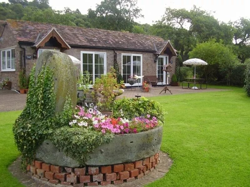 Orchard Cottage, 2 bedrooms, sleeps 4/6, lovely gardens.