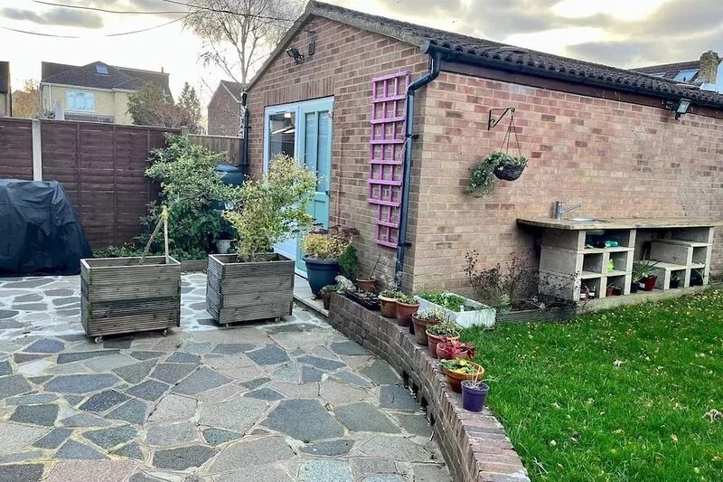 Pass the Keys | Charming Guest House in St Albans with Parking