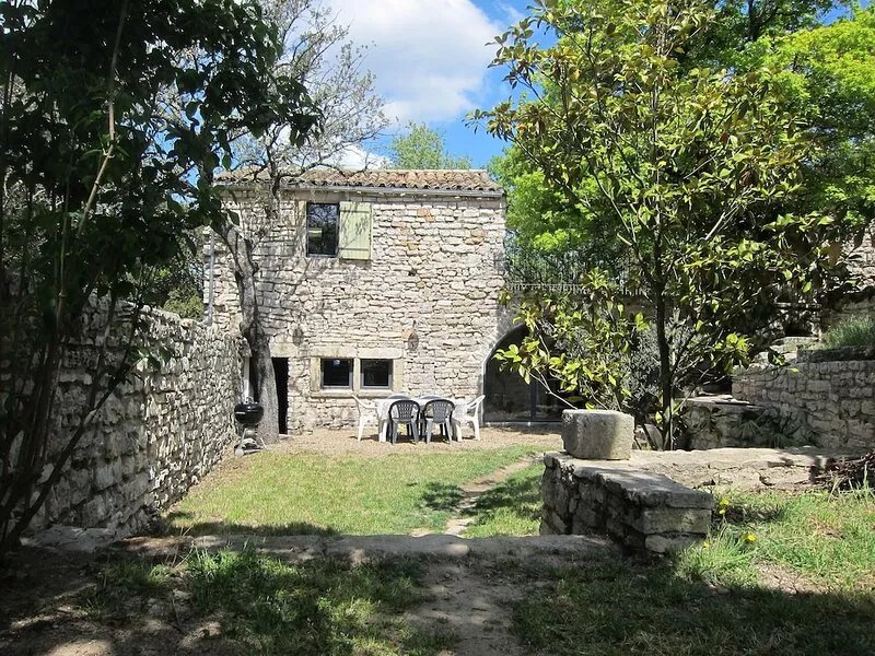 A farmhouse between ruins and scrubland
