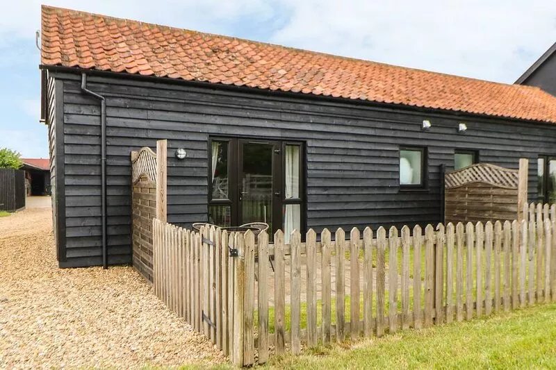 SNOWY OWL BARN, romantic, character holiday cottage in Shipdham