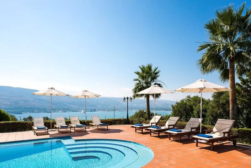Hanging Over the Sea - Enormous Garden With Full Privacy & Spectacular Views!