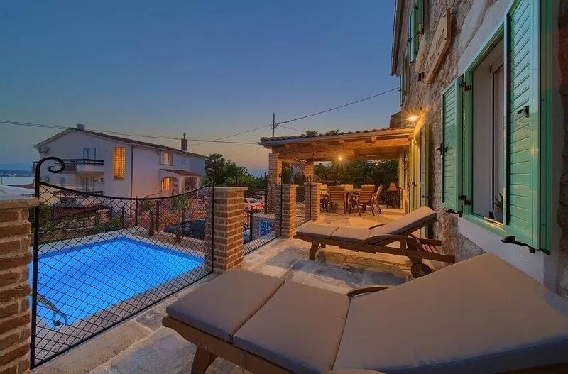 Villa Stone Queen with heated swimming pool and Seaview