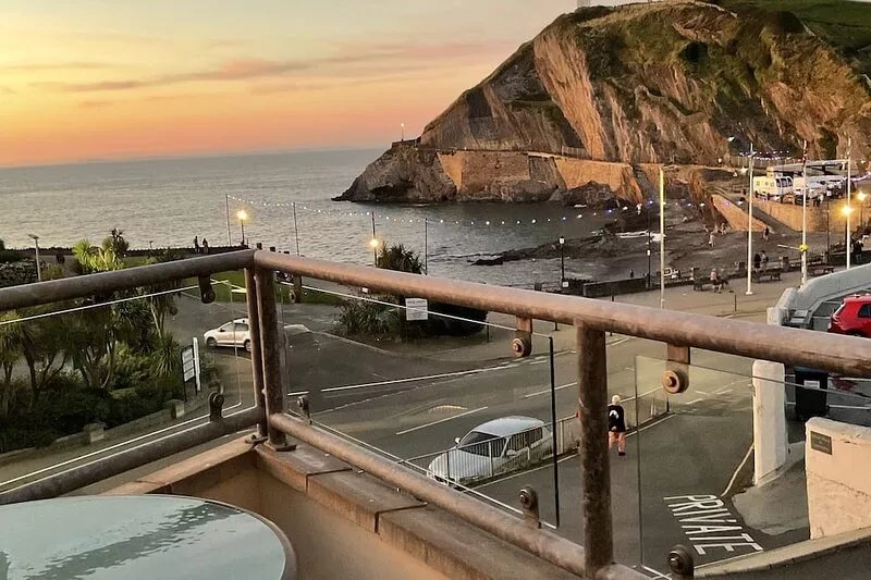 ILFRACOMBE - STUNNING SEASIDE 2 BED FIRST FLOOR APARTMENT WITH SEA FRONT VIEWS.