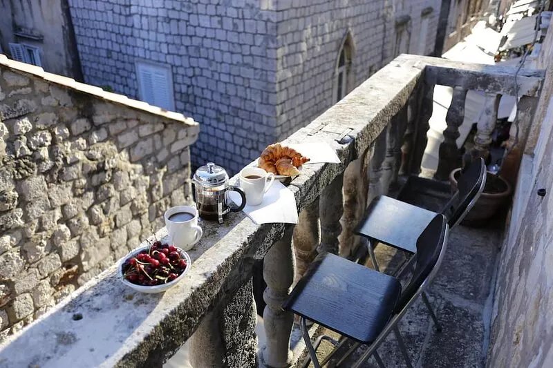 Apartment Carmel Offers Luxury Old Town Apartment With Balcony
