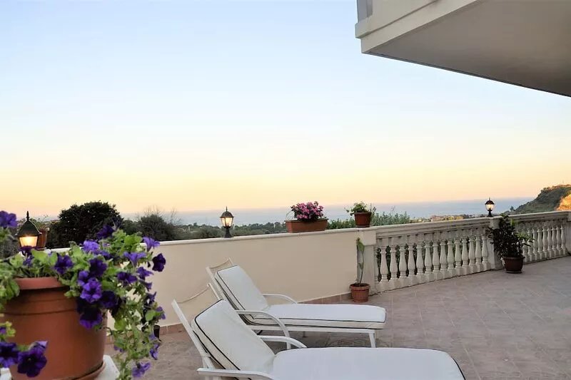 Villa il belvedere  vista mare  A pochi passi da Savoca  A Taormina