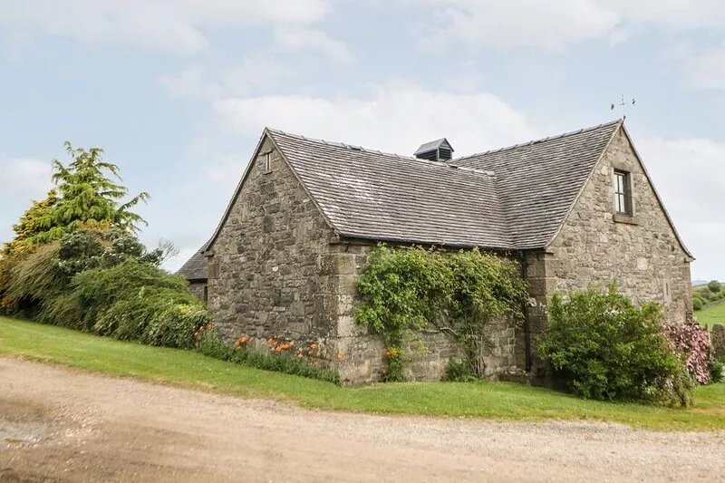 CROFT HOUSE, pet friendly, with open fire in Tissington
