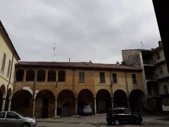 Piazza Ex Convento Della Trinita