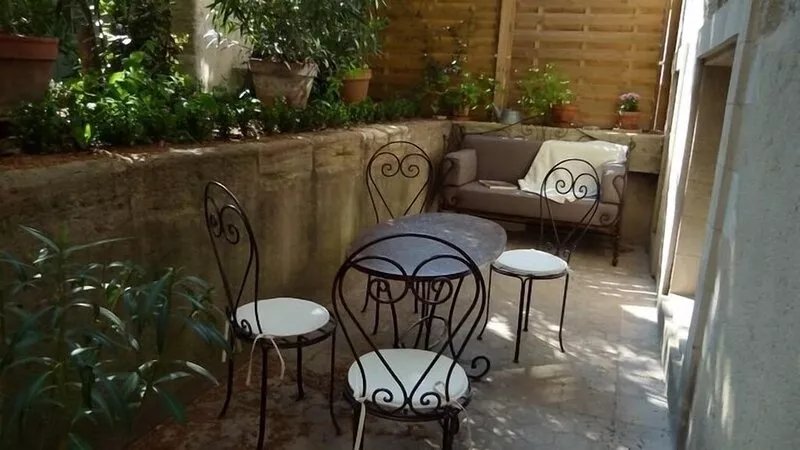 Charming 2-room apartment classified 3 *at the foot of the palace, quiet
