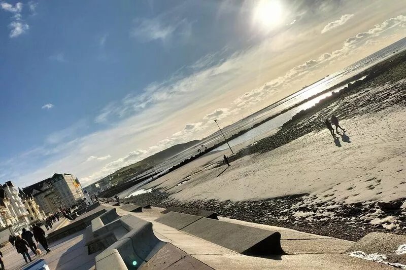 House light town, nice and ideally situated 200m from the beach