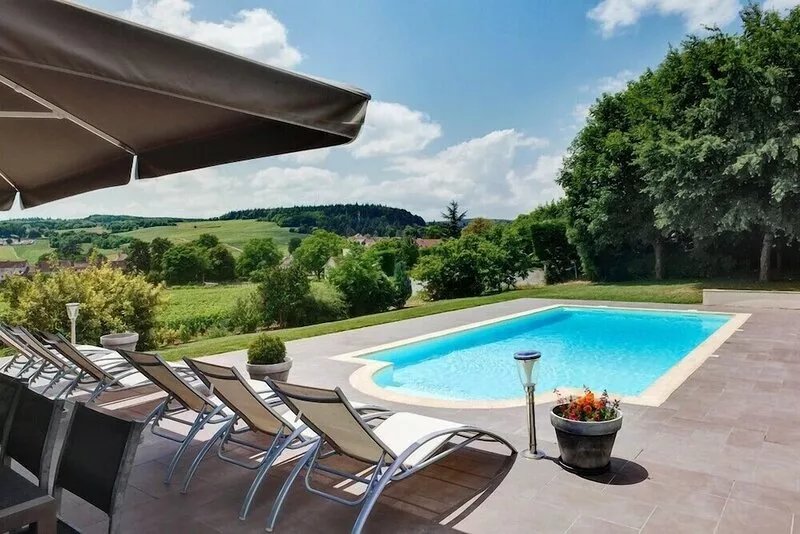 Chateau de Mercurey. 8 luxury  bedrooms with ensuite bathrooms. heated pool.