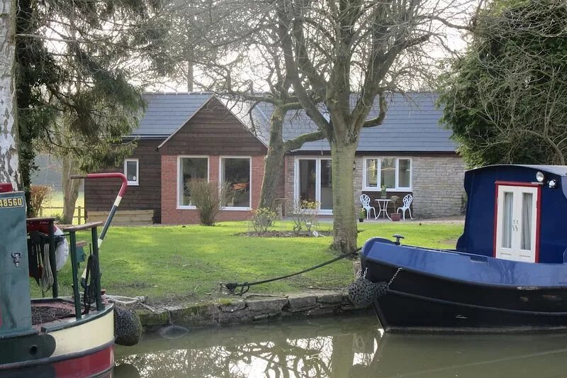 Canalside cottage situated on edge of Wilmcote village