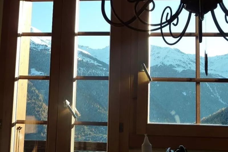 Rustic chalet with tasteful furnishings. Fantastic view. 500m to the gondola.