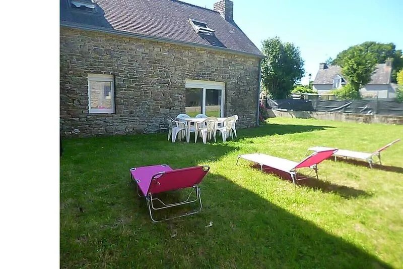 Cottage in a quiet enclosed garden near the shops