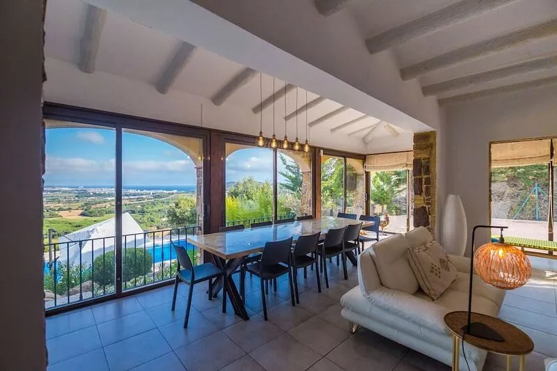 350 m2 house, magnificent view, 6 mins to the sea, sleeps 14, all comfort